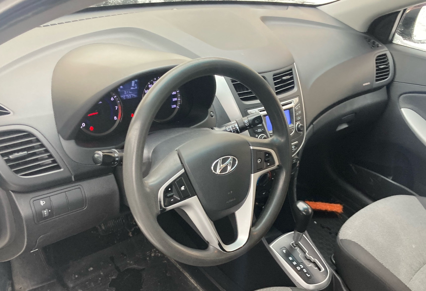 Аренда hyundai solaris эконом класса 2012 года в городе Москва Улица Старокачаловская от 1800 руб./сутки, передний привод, двигатель: бензин, ОСАГО (Мультидрайв), без водителя, недорого, вид 5 - RentRide