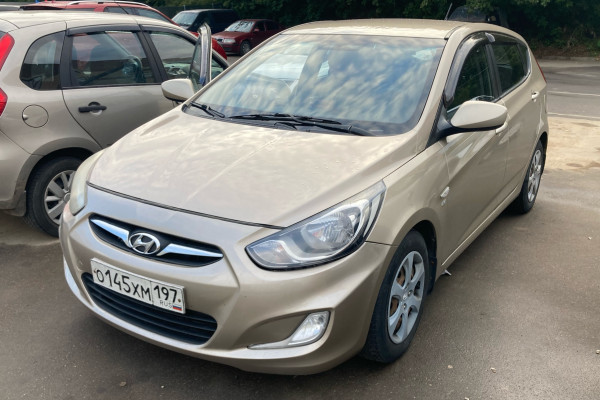 Прокат авто hyundai solaris эконом класса 2012 года в городе Москва Улица Старокачаловская от 1800 руб./сутки, передний привод, двигатель: бензин, ОСАГО (Мультидрайв), без водителя, недорого - RentRide