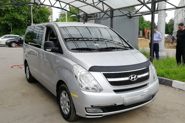 Прокат авто hyundai h1 2009 года в городе Москва Ховрино от 4400 руб./сутки, задний привод, двигатель: дизель, объем 2.5 литров, ОСАГО (Мультидрайв), без водителя, недорого - RentRide