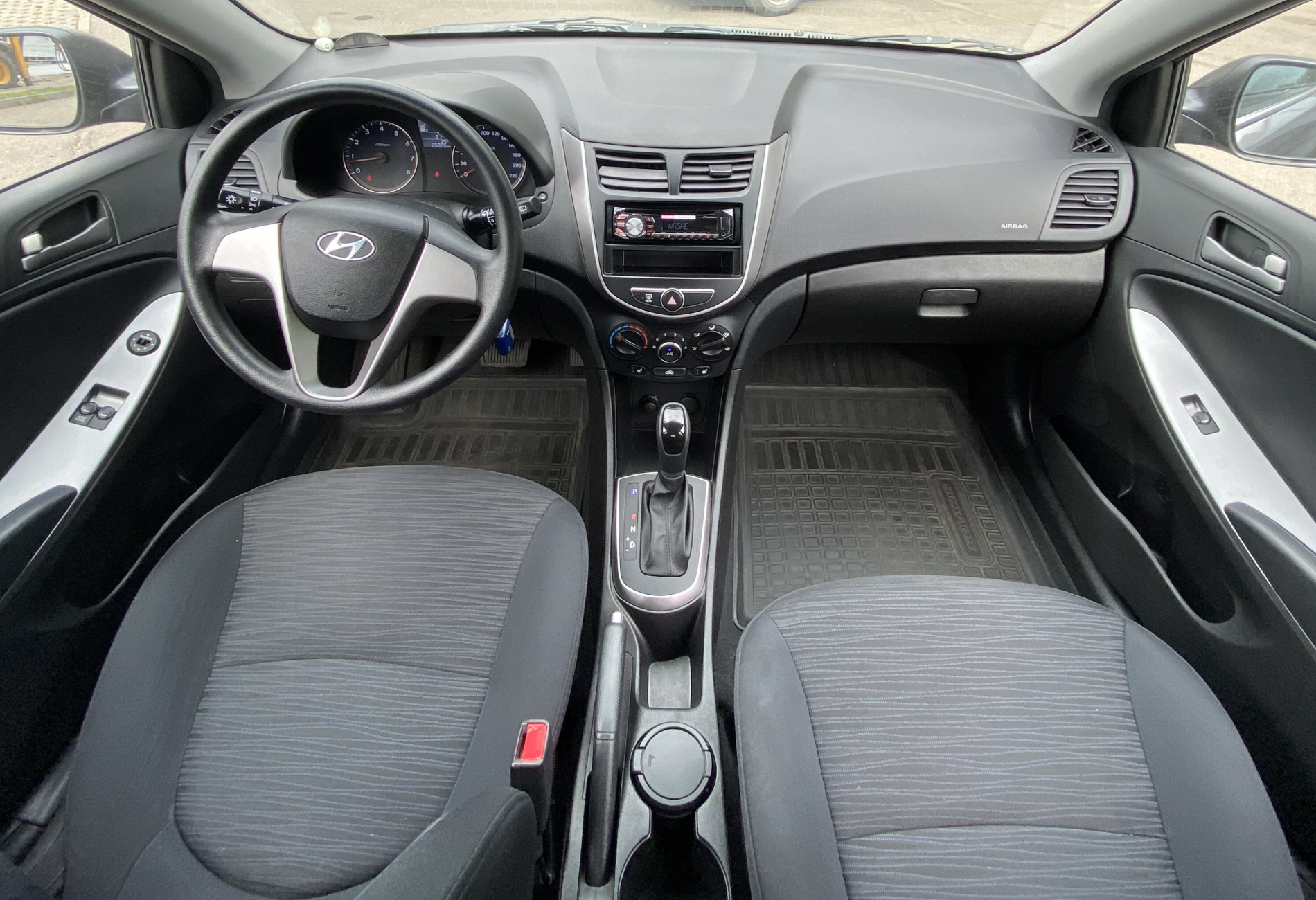 Аренда hyundai solaris эконом класса 2014 года в городе Москва Улица Старокачаловская от 1500 руб./сутки, передний привод, двигатель: бензин, ОСАГО (Мультидрайв), без водителя, недорого, вид 6 - RentRide