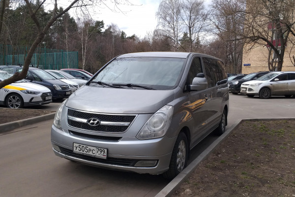 Прокат авто hyundai h1 2011 года в городе Москва Кузьминки от 4000 руб./сутки, задний привод, двигатель: дизель, ОСАГО (Мультидрайв), без водителя, недорого - RentRide