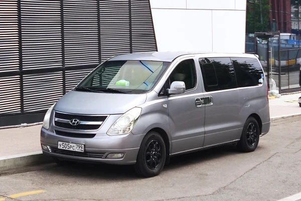 Прокат авто hyundai h1 2011 года в городе Москва Щукинская от 6000 руб./сутки, задний привод, двигатель: дизель, объем 2.5 литров, ОСАГО (Впишу в полис), без водителя, недорого - RentRide