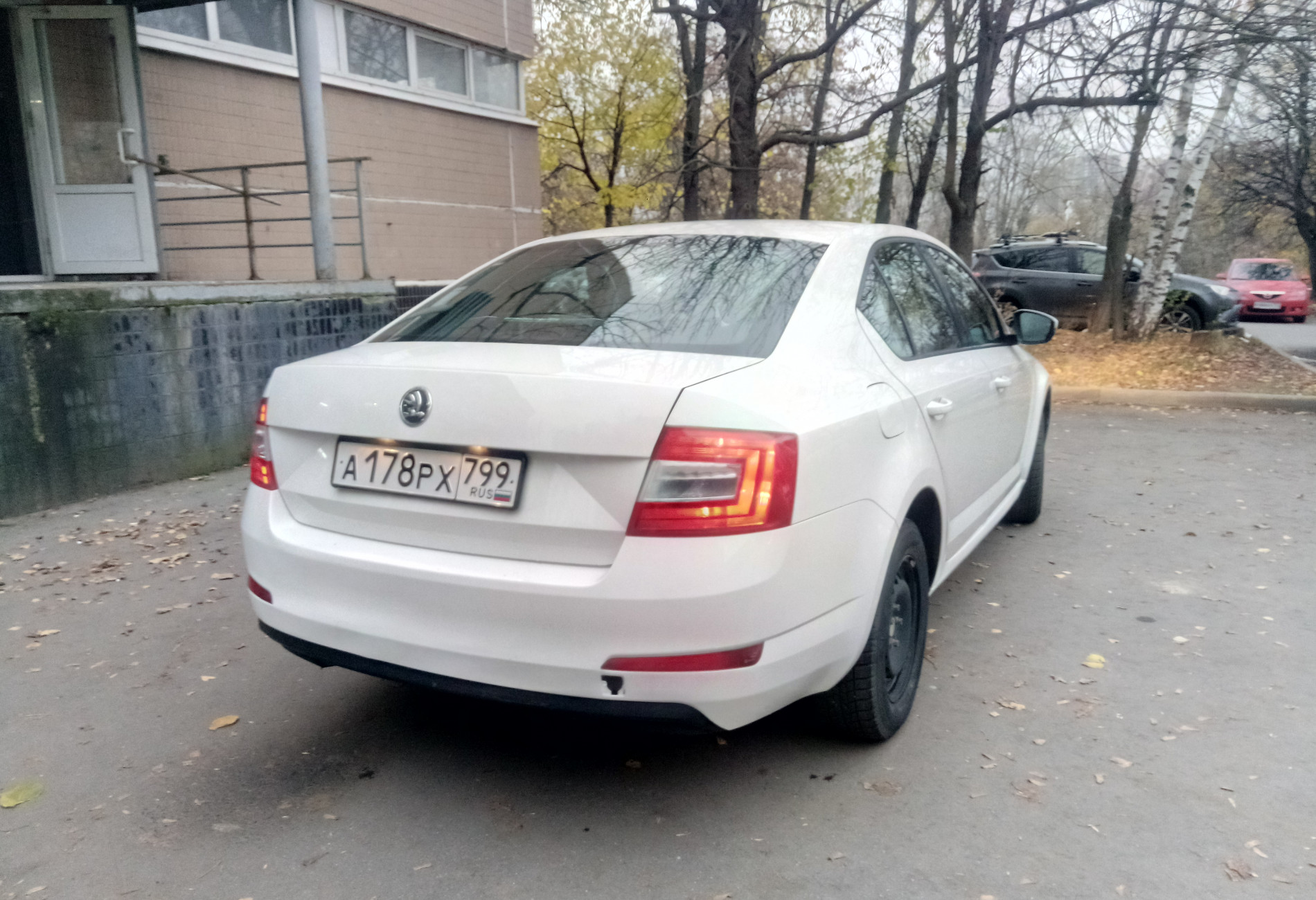 Аренда skoda octavia эконом класса 2015 года в городе Москва Ясенево от 1290 руб./сутки, передний привод, двигатель: бензин, объем 1.6 литров, ОСАГО (Мультидрайв), без водителя, недорого, вид 2 - RentRide