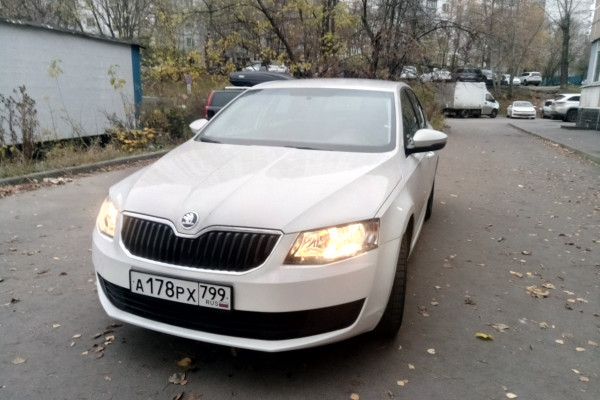 Прокат авто skoda octavia эконом класса 2015 года в городе Москва Ясенево от 1490 руб./сутки, передний привод, двигатель: бензин, объем 1.6 литров, ОСАГО (Мультидрайв), без водителя, недорого - RentRide