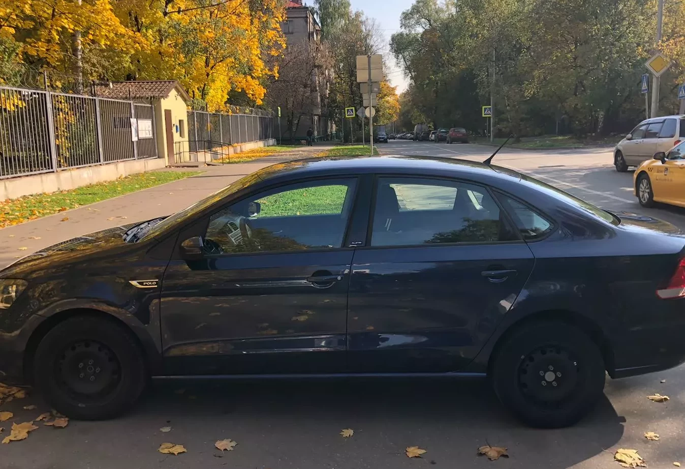 Аренда volkswagen polo эконом класса 2016 года в городе Москва Коптево от 2200 руб./сутки, передний привод, двигатель: бензин, объем 1.6 литров, ОСАГО (Мультидрайв), без водителя, недорого, вид 3 - RentRide