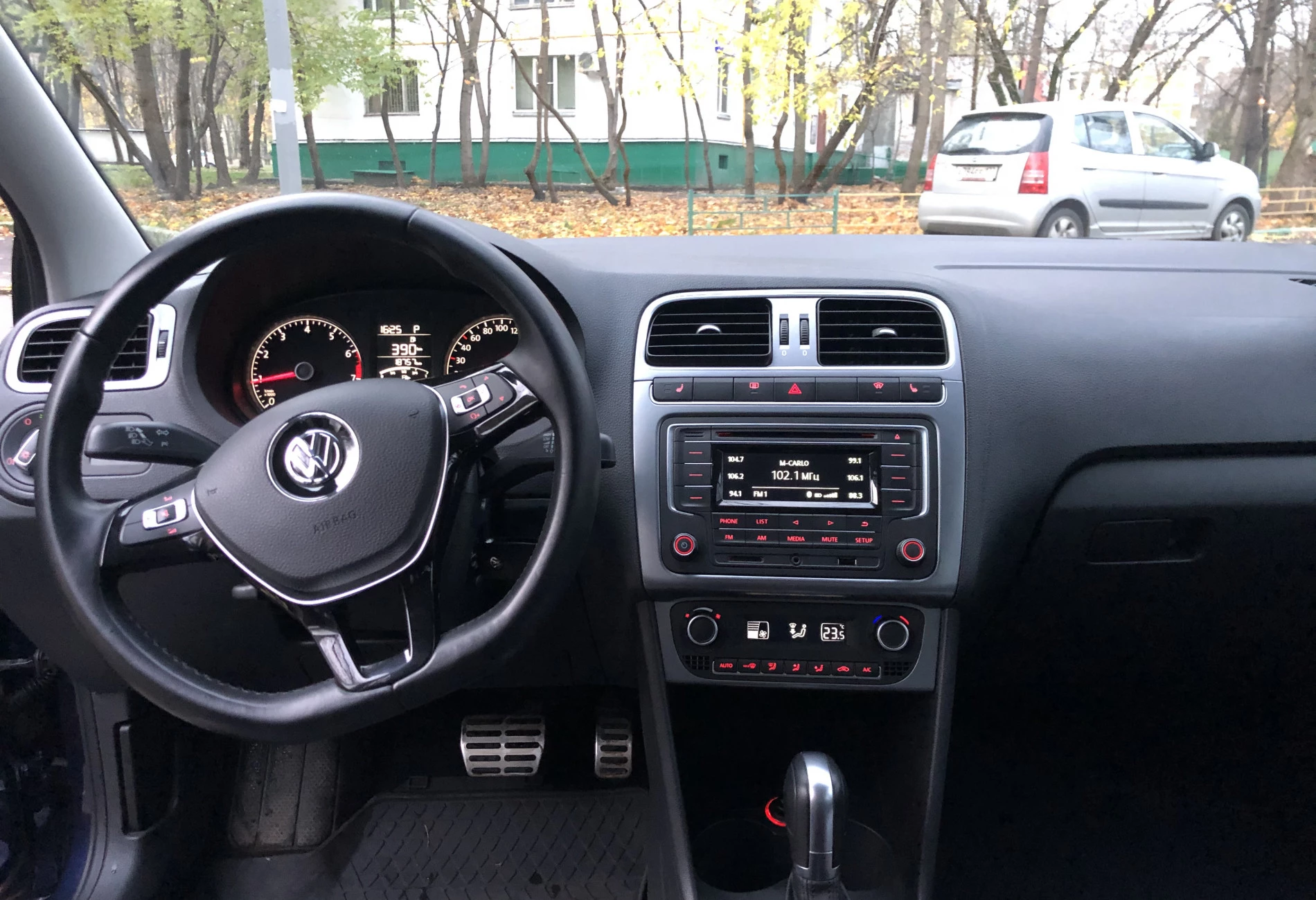 Аренда volkswagen polo эконом класса 2016 года в городе Москва Коптево от 2200 руб./сутки, передний привод, двигатель: бензин, объем 1.6 литров, ОСАГО (Мультидрайв), без водителя, недорого, вид 2 - RentRide