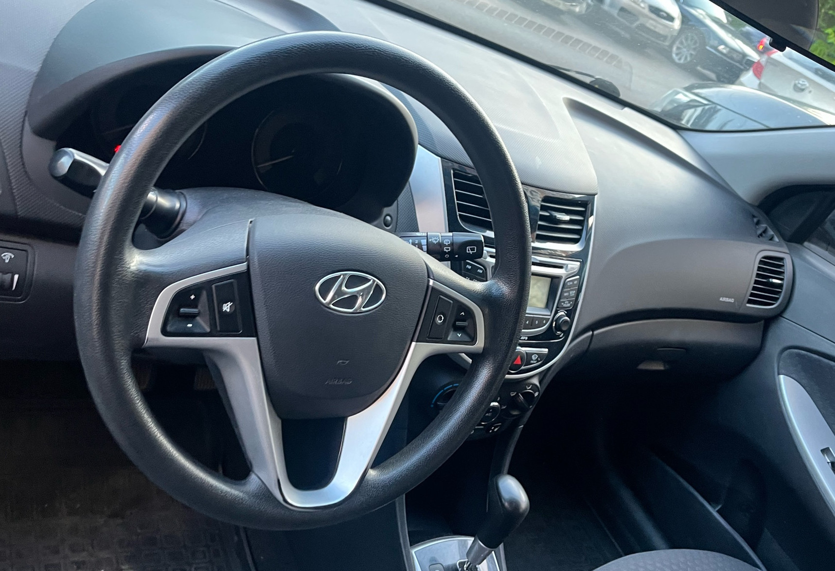 Аренда hyundai solaris эконом класса 2012 года в городе Москва Улица Старокачаловская от 1800 руб./сутки, передний привод, двигатель: бензин, объем 1591 литр, ОСАГО (Мультидрайв), без водителя, недорого, вид 5 - RentRide