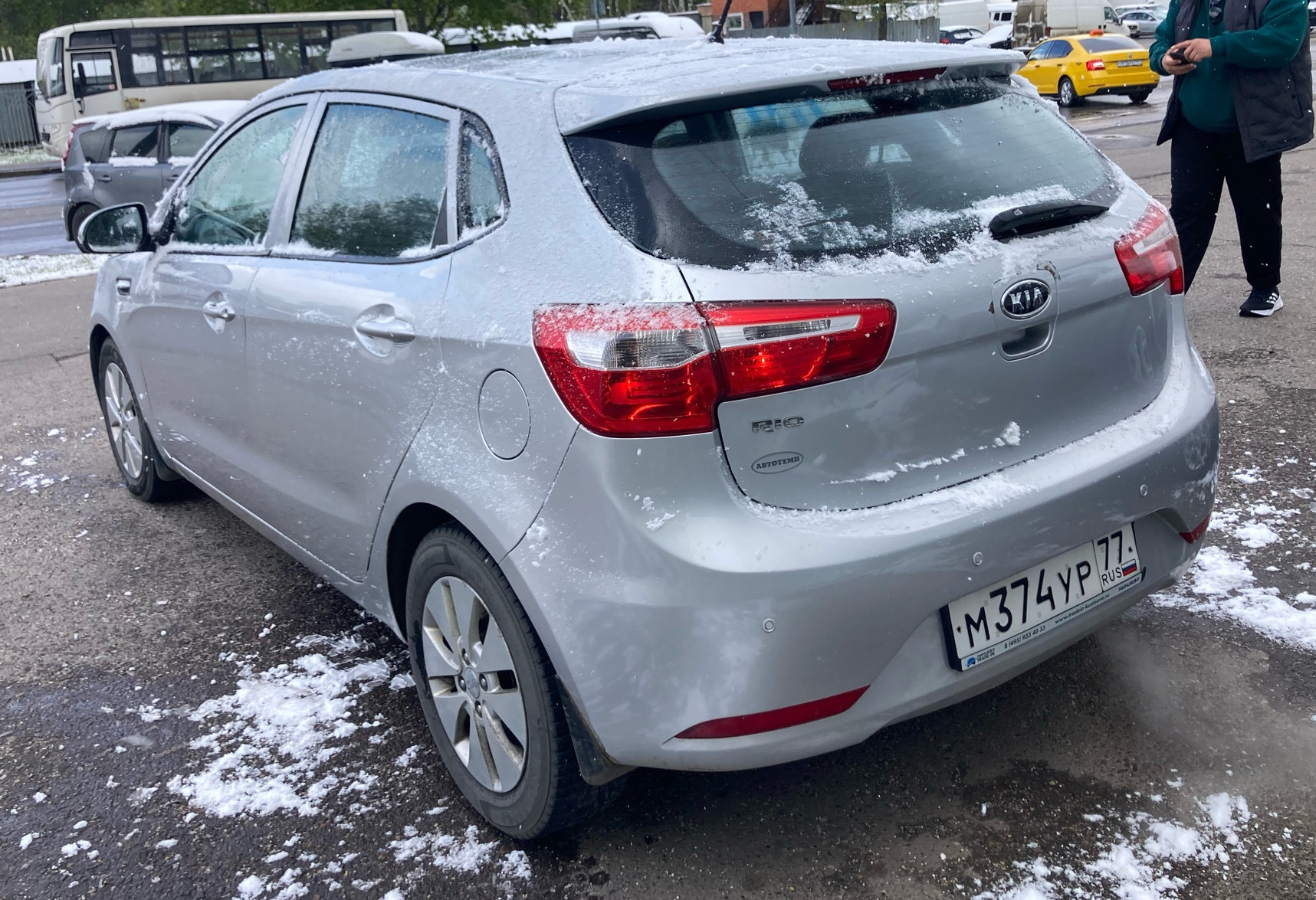 Аренда kia rio эконом класса 2012 года в городе Москва Улица Старокачаловская от 1800 руб./сутки, передний привод, двигатель: бензин, ОСАГО (Мультидрайв), без водителя, недорого, вид 5 - RentRide