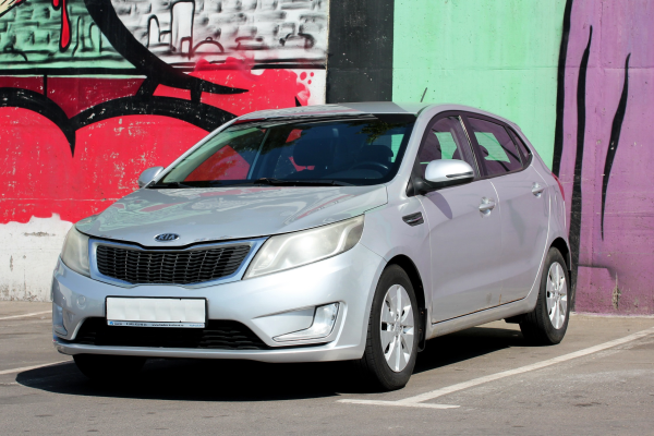 Прокат авто kia rio эконом класса 2012 года в городе Москва Улица Старокачаловская от 1500 руб./сутки, передний привод, двигатель: бензин, ОСАГО (Мультидрайв), без водителя, недорого - RentRide