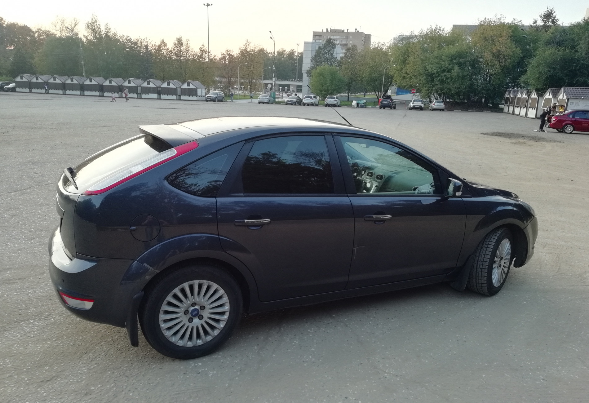 Аренда ford focus эконом класса 2010 года в городе Москва Пятницкое шоссе от 1600 руб./сутки, передний привод, двигатель: бензин, объем 1.6 литров, ОСАГО (Мультидрайв), без водителя, недорого, вид 2 - RentRide