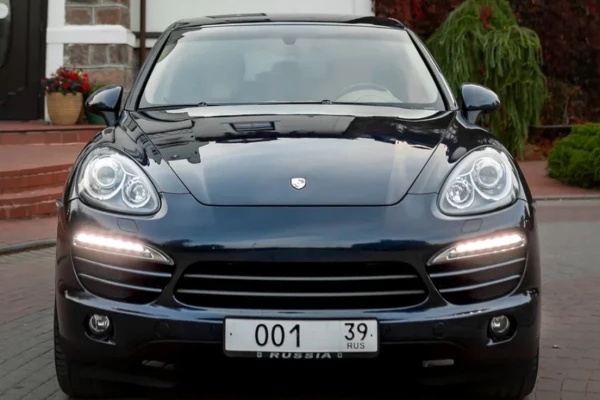Прокат авто porsche cayenne бизнес класса 2012 года в городе Калининград от 8000 руб./сутки, полный привод, двигатель: бензин, объем 3.6 литров, ОСАГО (Мультидрайв), без водителя, недорого - RentRide