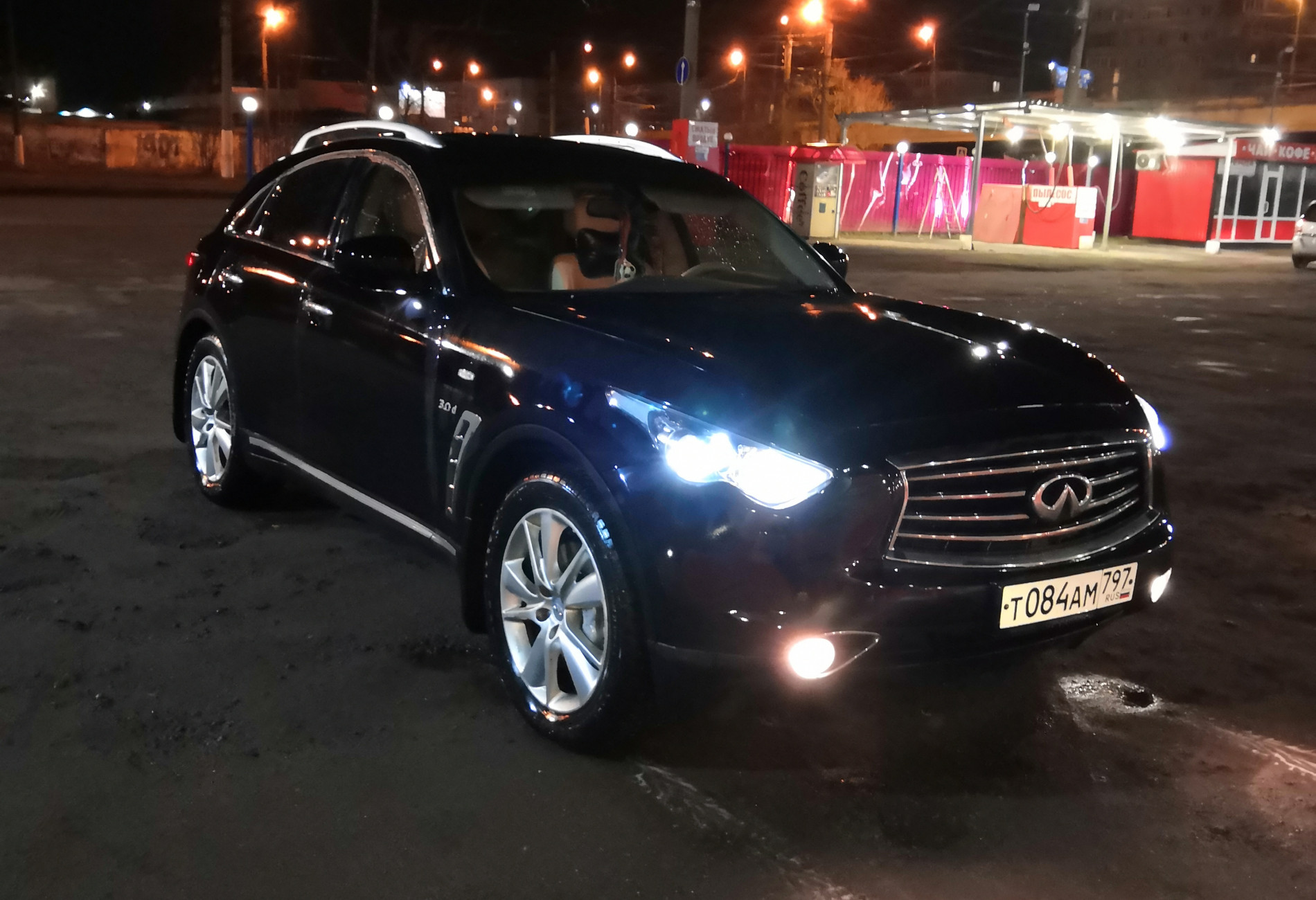 Аренда infiniti q70 бизнес класса 2014 года в городе Москва Кузьминки от 5000 руб./сутки, полный привод, двигатель: дизель, объем 3000 литров, ОСАГО (Мультидрайв), без водителя, недорого, вид 2 - RentRide