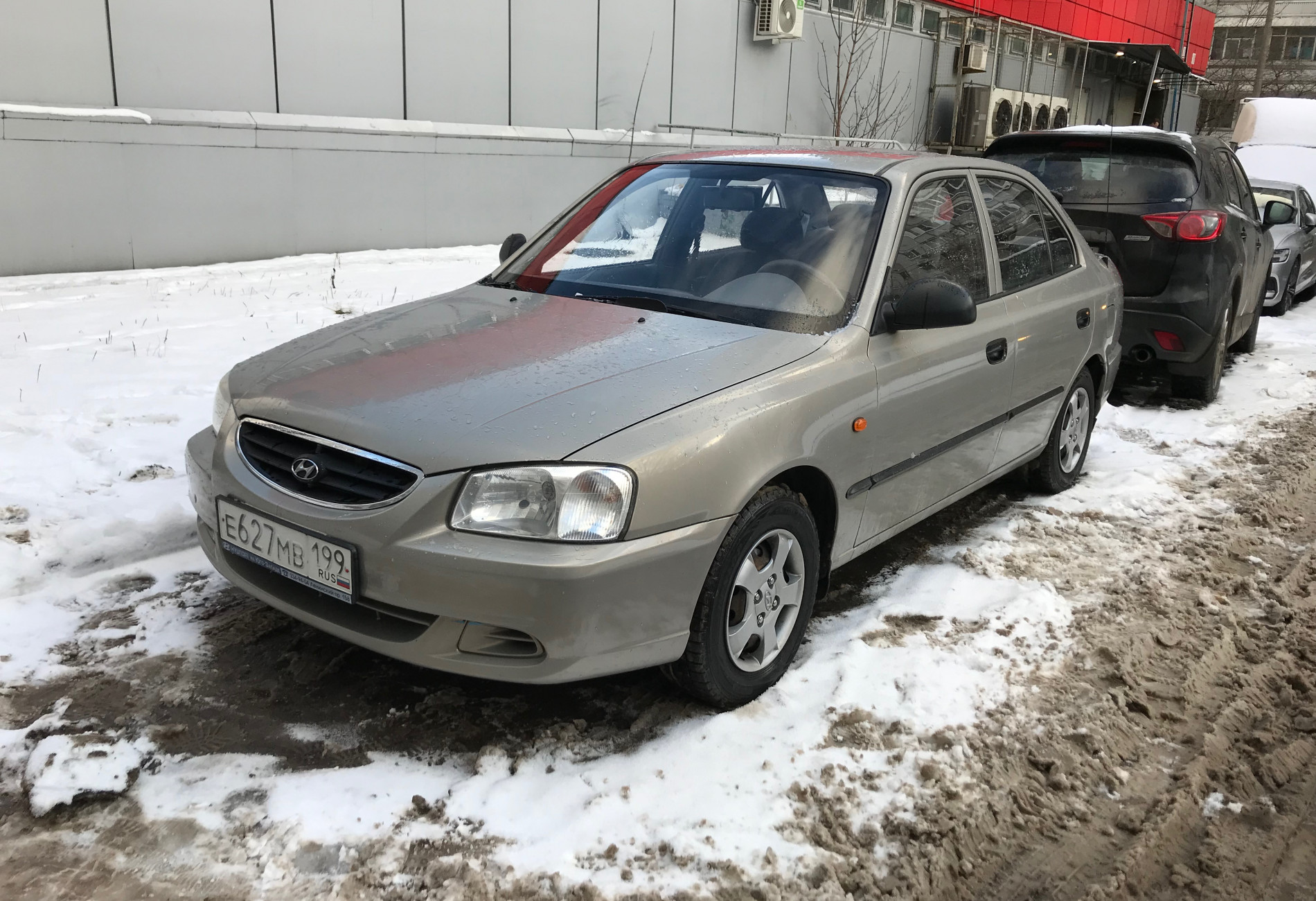 Аренда hyundai accent эконом класса 2008 года в городе Москва Каширская от 1500 руб./сутки, передний привод, двигатель: бензин, объем 1.6 литров, ОСАГО (Мультидрайв), без водителя, недорого - RentRide