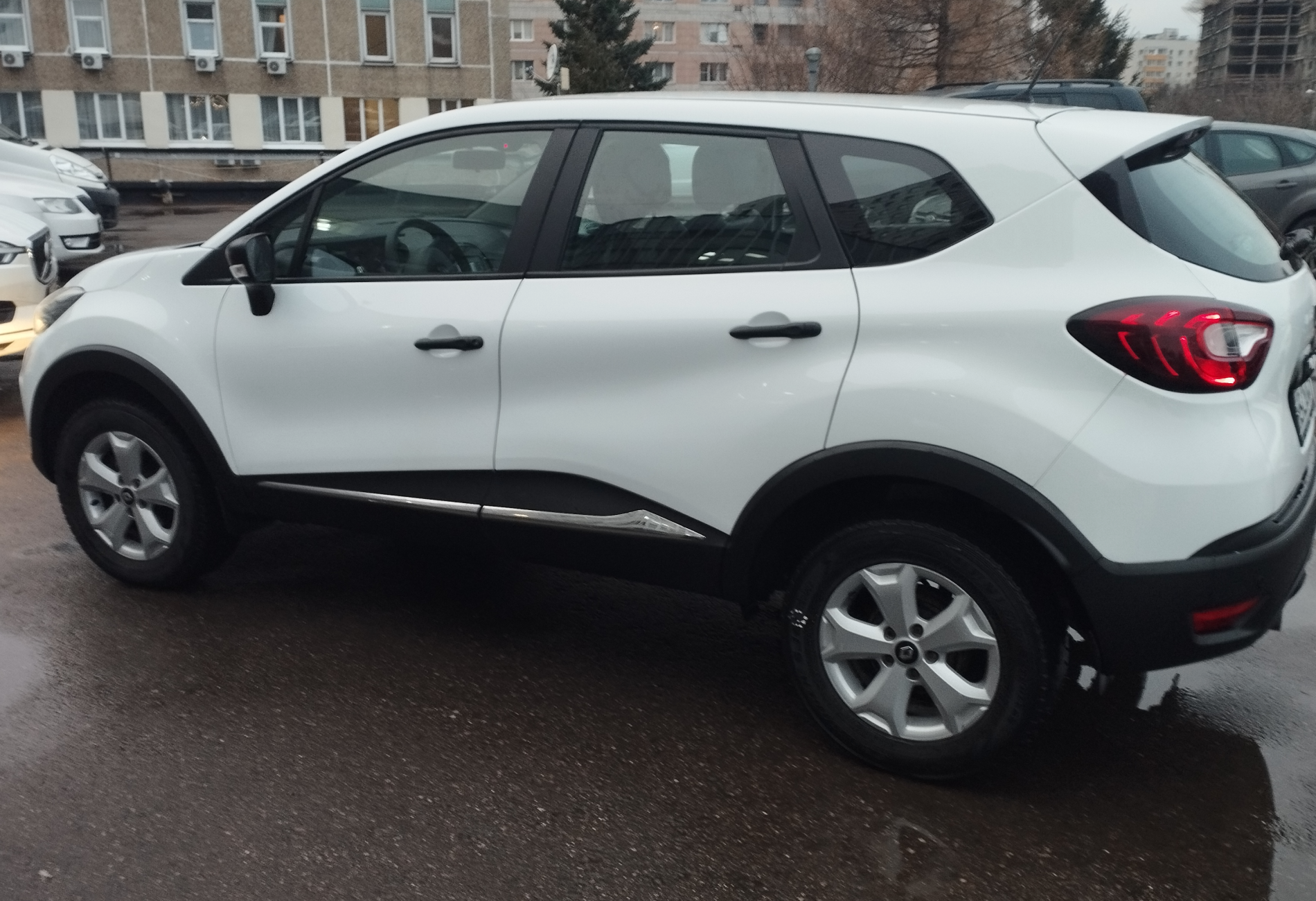 Аренда renault kaptur стандарт класса 2018 года в городе Москва Каховская от 3120 руб./сутки, передний привод, двигатель: бензин, объем 16 литров, ОСАГО (Впишу в полис), без водителя, недорого - RentRide