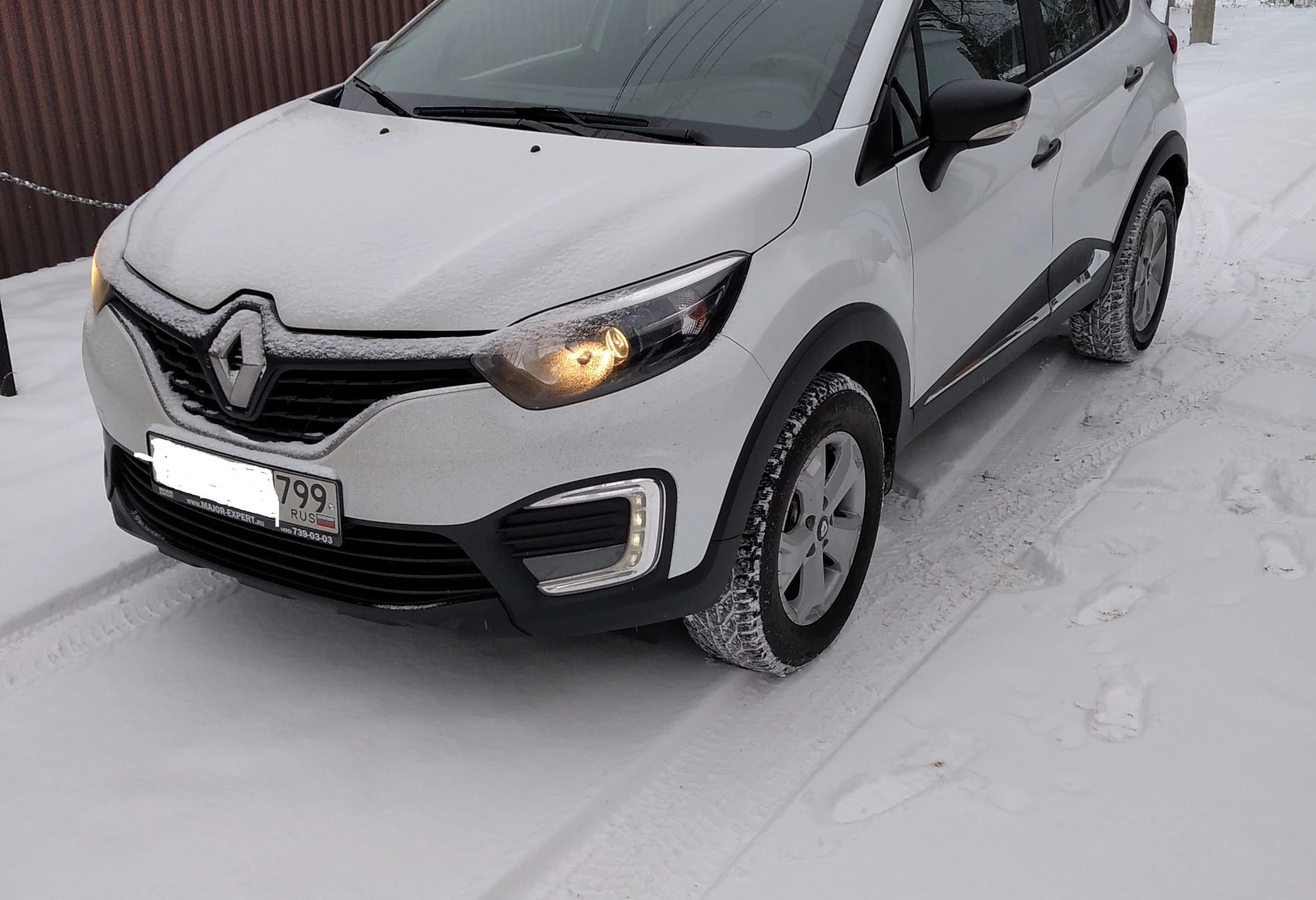 Аренда renault kaptur эконом класса 2018 года в городе Москва Каховская от 2599 руб./сутки, передний привод, двигатель: бензин, объем 16 литров, ОСАГО (Впишу в полис), без водителя, недорого - RentRide