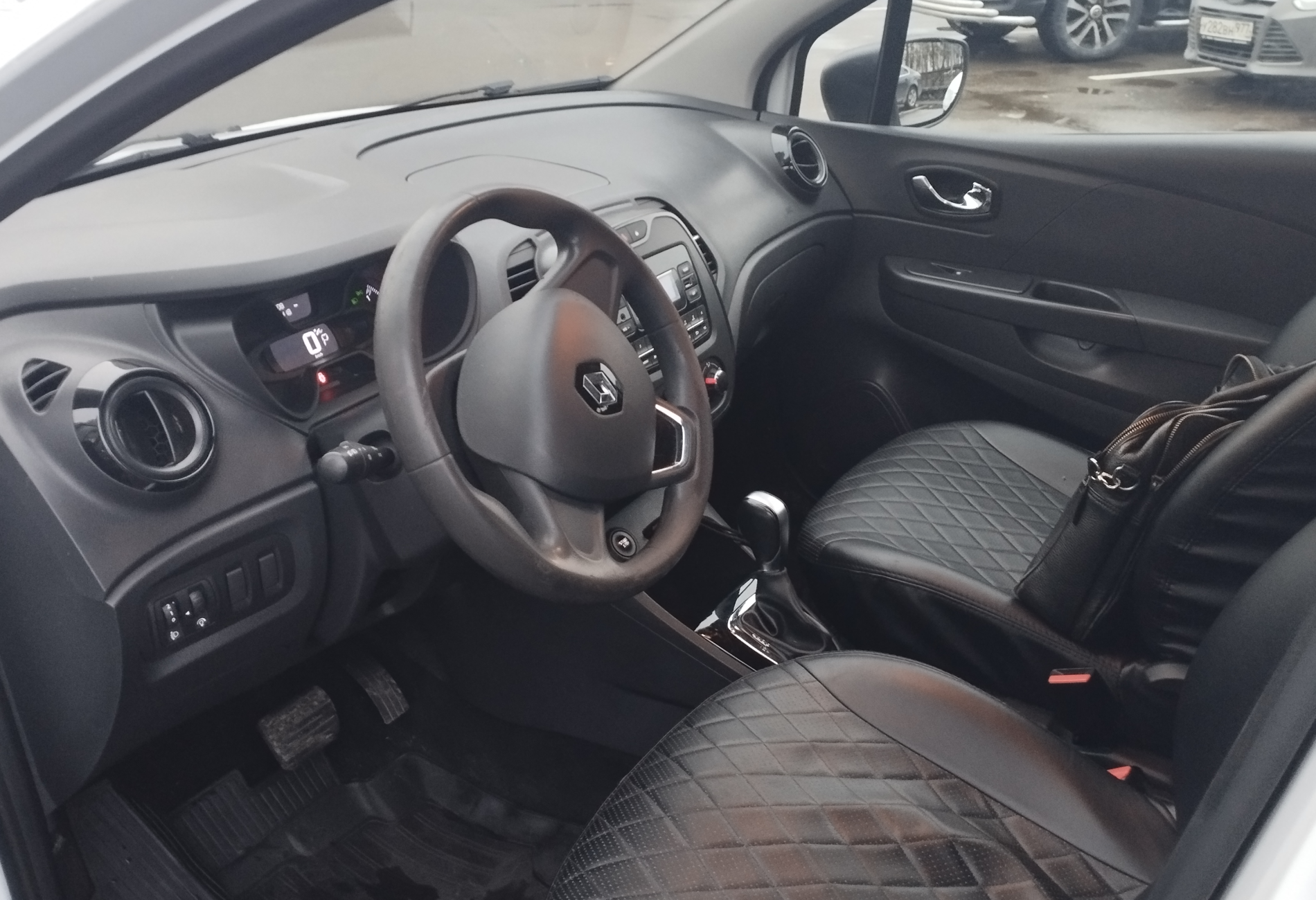 Аренда renault kaptur стандарт класса 2018 года в городе Москва Каховская от 3120 руб./сутки, передний привод, двигатель: бензин, объем 16 литров, ОСАГО (Впишу в полис), без водителя, недорого, вид 6 - RentRide