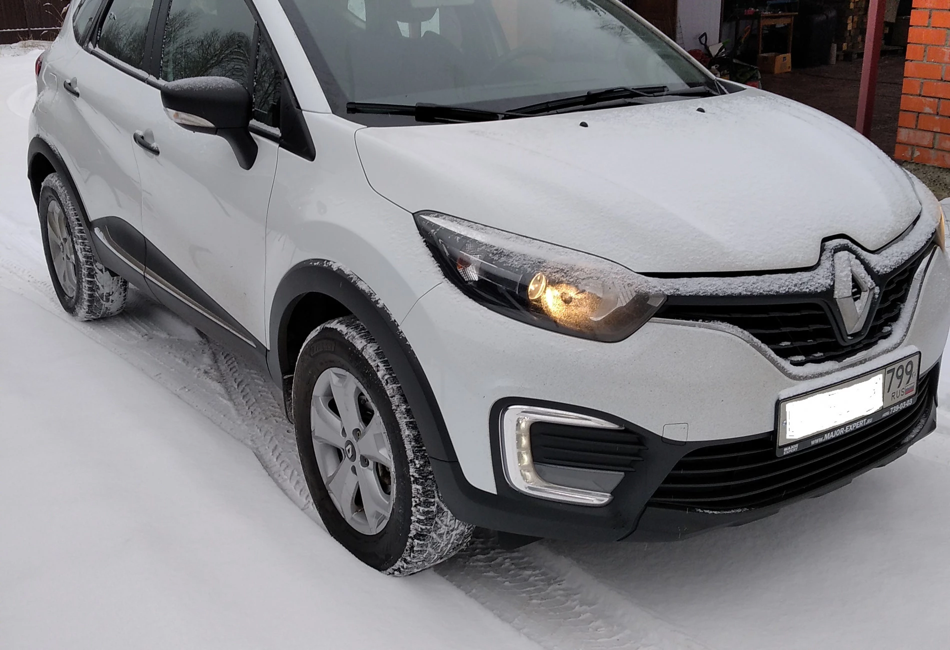 Аренда renault kaptur эконом класса 2018 года в городе Москва Каховская от 2599 руб./сутки, передний привод, двигатель: бензин, объем 16 литров, ОСАГО (Впишу в полис), без водителя, недорого, вид 2 - RentRide