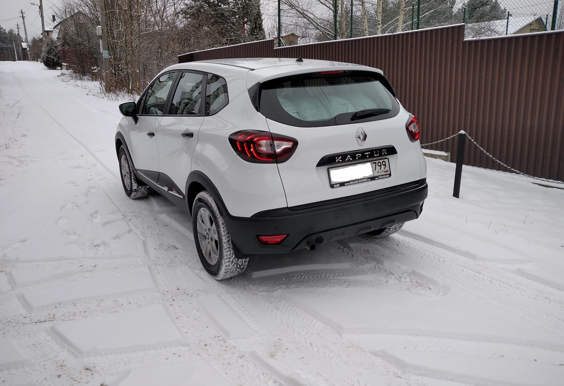Аренда renault kaptur эконом класса 2018 года в городе Москва Каховская от 2599 руб./сутки, передний привод, двигатель: бензин, объем 16 литров, ОСАГО (Впишу в полис), без водителя, недорого, вид 3 - RentRide