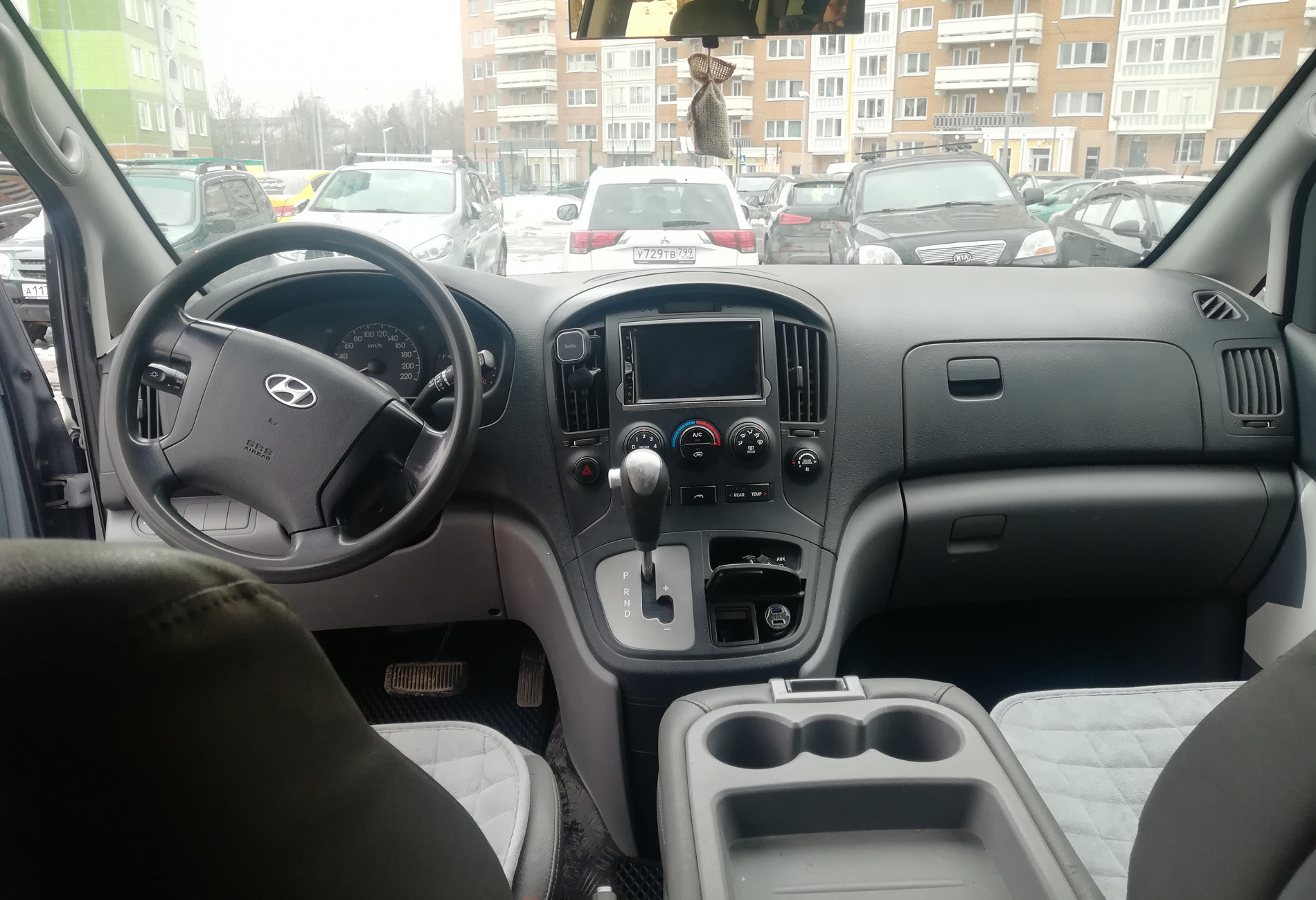 Аренда hyundai h1 2010 года в городе Москва Ховрино от 3999 руб./сутки, задний привод, двигатель: дизель, объем 2.5 литров, ОСАГО (Мультидрайв), без водителя, недорого, вид 12 - RentRide