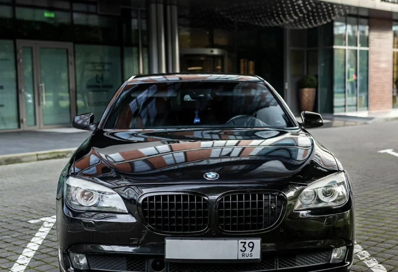 Аренда bmw 7-serii стандарт класса 2009 года в городе Москва от 4000 руб./сутки, задний привод, двигатель: бензин, без водителя, недорого - RentRide