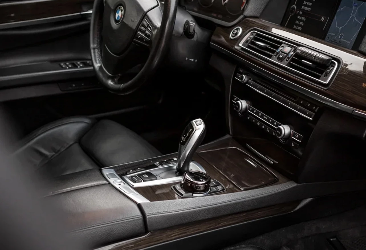 Аренда bmw 7-serii стандарт класса 2009 года в городе Москва от 4000 руб./сутки, задний привод, двигатель: бензин, без водителя, недорого, вид 5 - RentRide