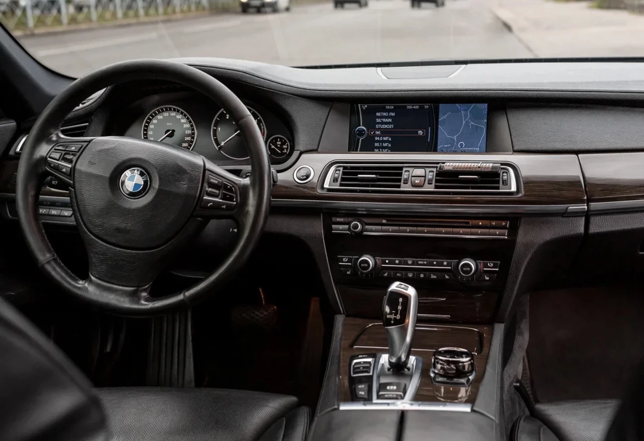 Аренда bmw 7-serii стандарт класса 2009 года в городе Москва от 4000 руб./сутки, задний привод, двигатель: бензин, без водителя, недорого, вид 3 - RentRide
