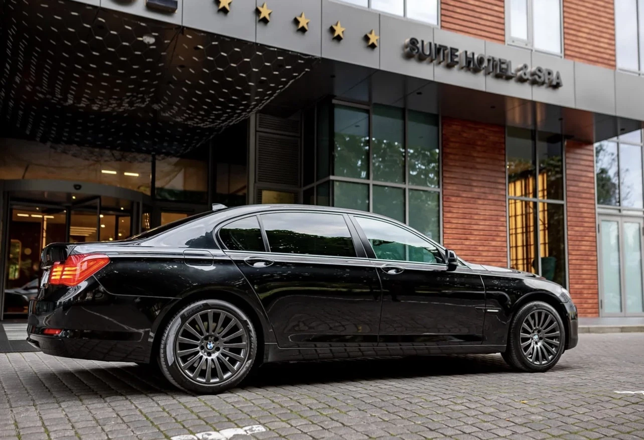 Аренда bmw 7-serii стандарт класса 2009 года в городе Москва от 4000 руб./сутки, задний привод, двигатель: бензин, без водителя, недорого, вид 4 - RentRide