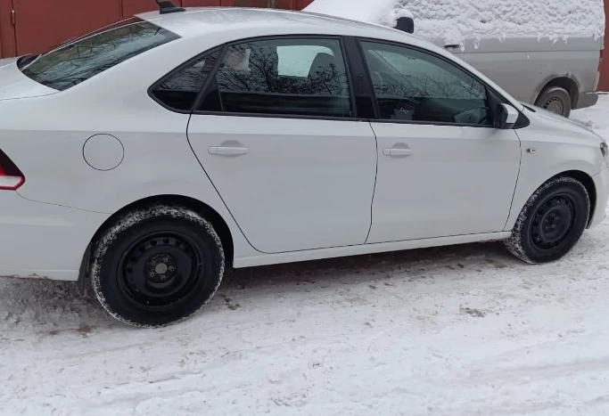 Аренда volkswagen polo эконом класса 2018 года в городе Москва Коптево от 2200 руб./сутки, передний привод, двигатель: бензин, объем 1.6 литров, ОСАГО (Мультидрайв), без водителя, недорого, вид 2 - RentRide