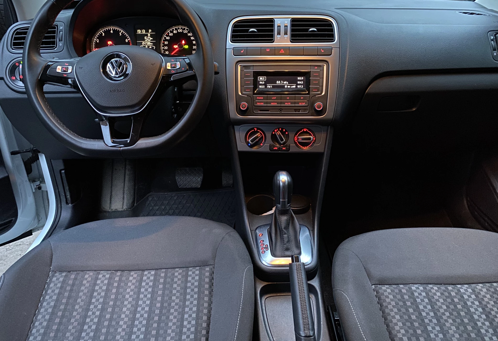 Аренда volkswagen polo эконом класса 2018 года в городе Москва Коптево от 2200 руб./сутки, передний привод, двигатель: бензин, объем 1.6 литров, ОСАГО (Мультидрайв), без водителя, недорого, вид 3 - RentRide