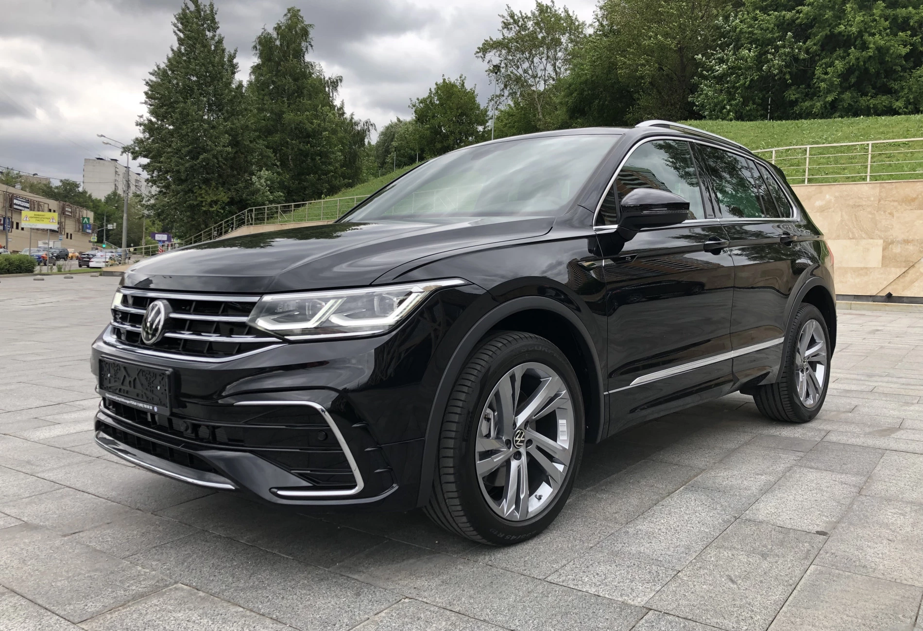 Аренда volkswagen tiguan комфорт класса 2021 года в городе Москва Проспект Вернадского от 8272 руб./сутки, полный привод, двигатель: бензин, объем 2 литра, каско (Мультидрайв), ОСАГО (Мультидрайв), без водителя, недорого - RentRide