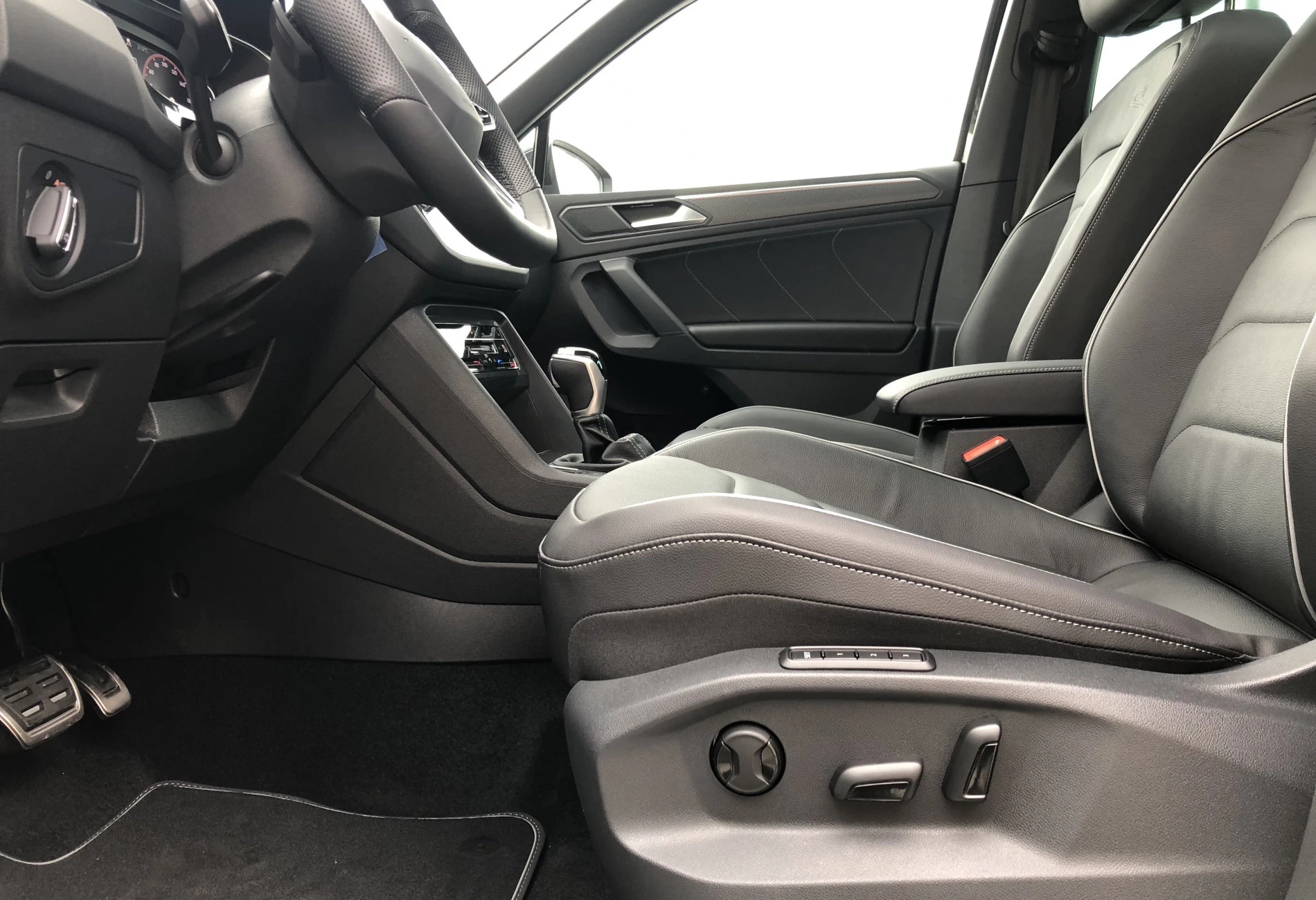 Аренда volkswagen tiguan комфорт класса 2021 года в городе Москва Проспект Вернадского от 8272 руб./сутки, полный привод, двигатель: бензин, объем 2 литра, каско (Мультидрайв), ОСАГО (Мультидрайв), без водителя, недорого, вид 8 - RentRide