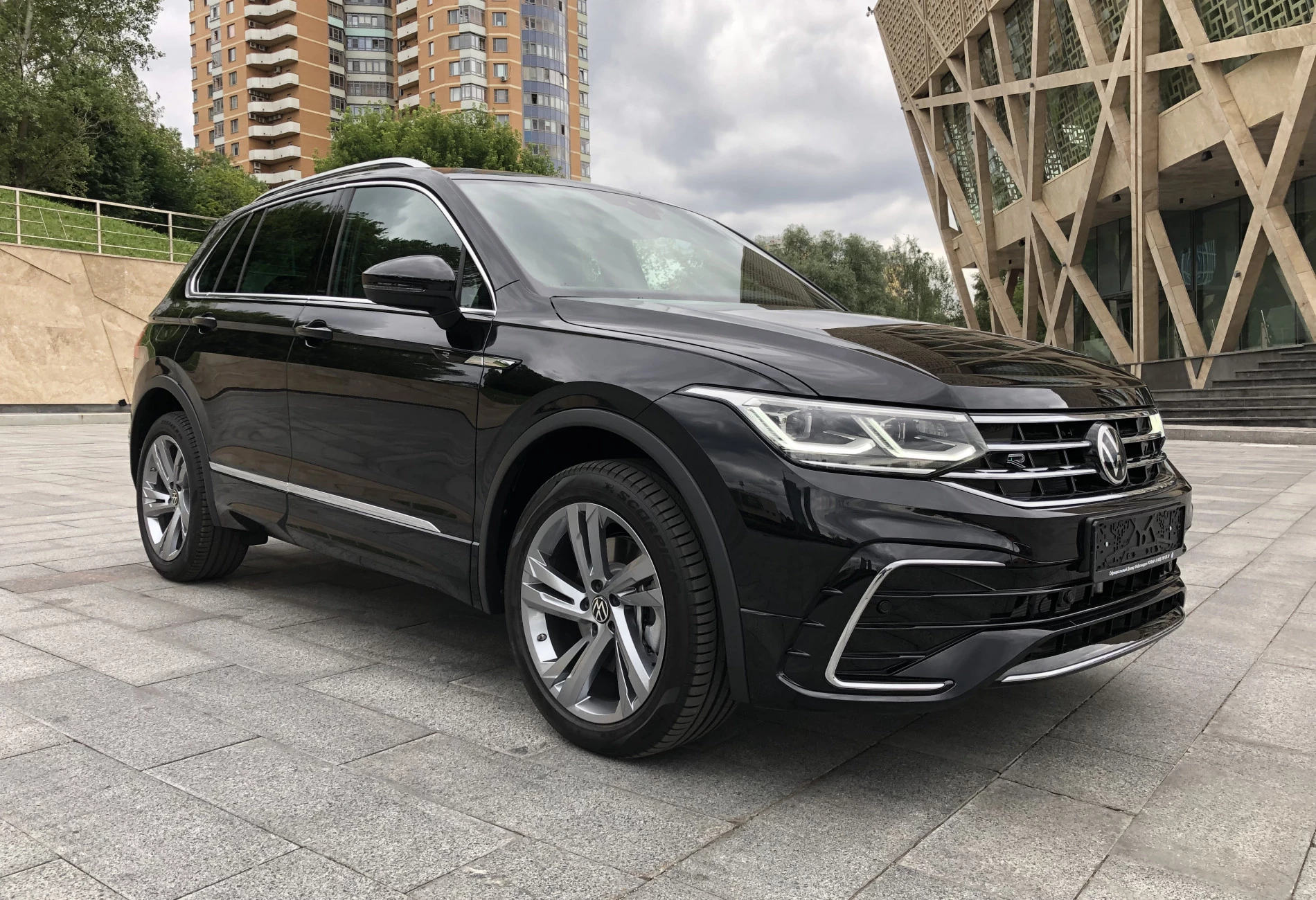 Аренда volkswagen tiguan комфорт класса 2021 года в городе Москва Проспект Вернадского от 8272 руб./сутки, полный привод, двигатель: бензин, объем 2 литра, каско (Мультидрайв), ОСАГО (Мультидрайв), без водителя, недорого, вид 2 - RentRide