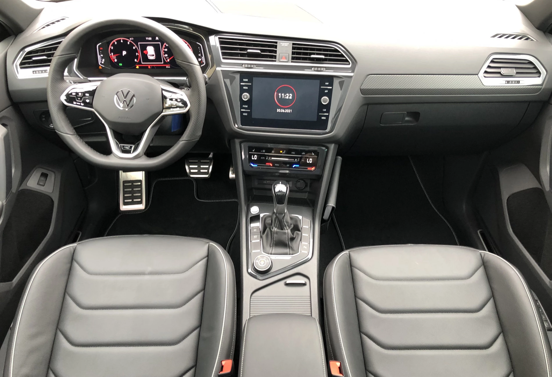 Аренда volkswagen tiguan комфорт класса 2021 года в городе Москва Проспект Вернадского от 8272 руб./сутки, полный привод, двигатель: бензин, объем 2 литра, каско (Мультидрайв), ОСАГО (Мультидрайв), без водителя, недорого, вид 3 - RentRide