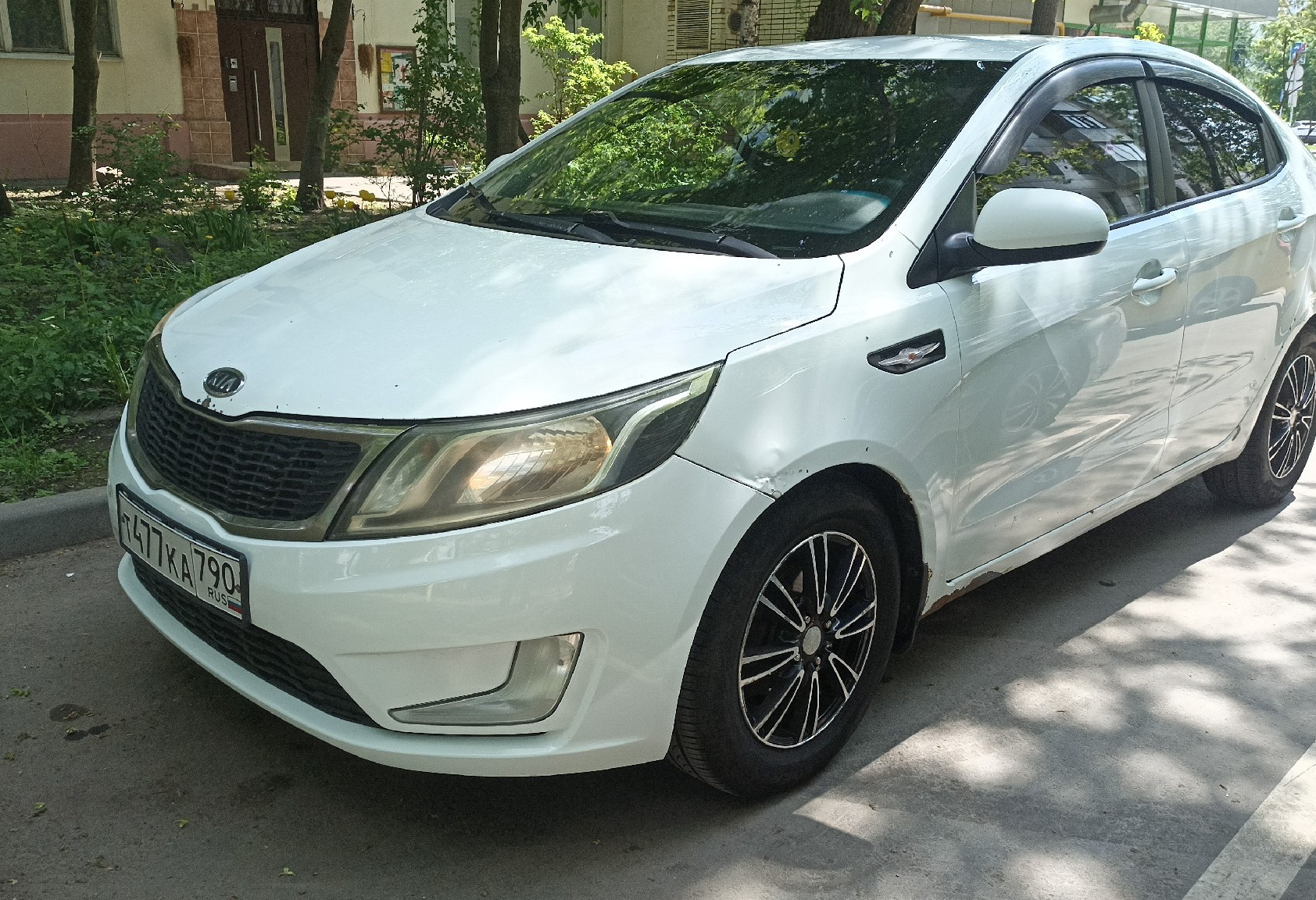 Аренда kia rio эконом класса 2014 года в городе Москва Коломенская от 1990 руб./сутки, передний привод, двигатель: бензин, объем 1.6 литров, ОСАГО (Мультидрайв), без водителя, недорого - RentRide
