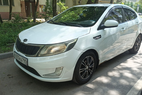 Прокат авто kia rio эконом класса 2014 года в городе Москва Коломенская от 1990 руб./сутки, передний привод, двигатель: бензин, объем 1.6 литров, ОСАГО (Мультидрайв), без водителя, недорого - RentRide