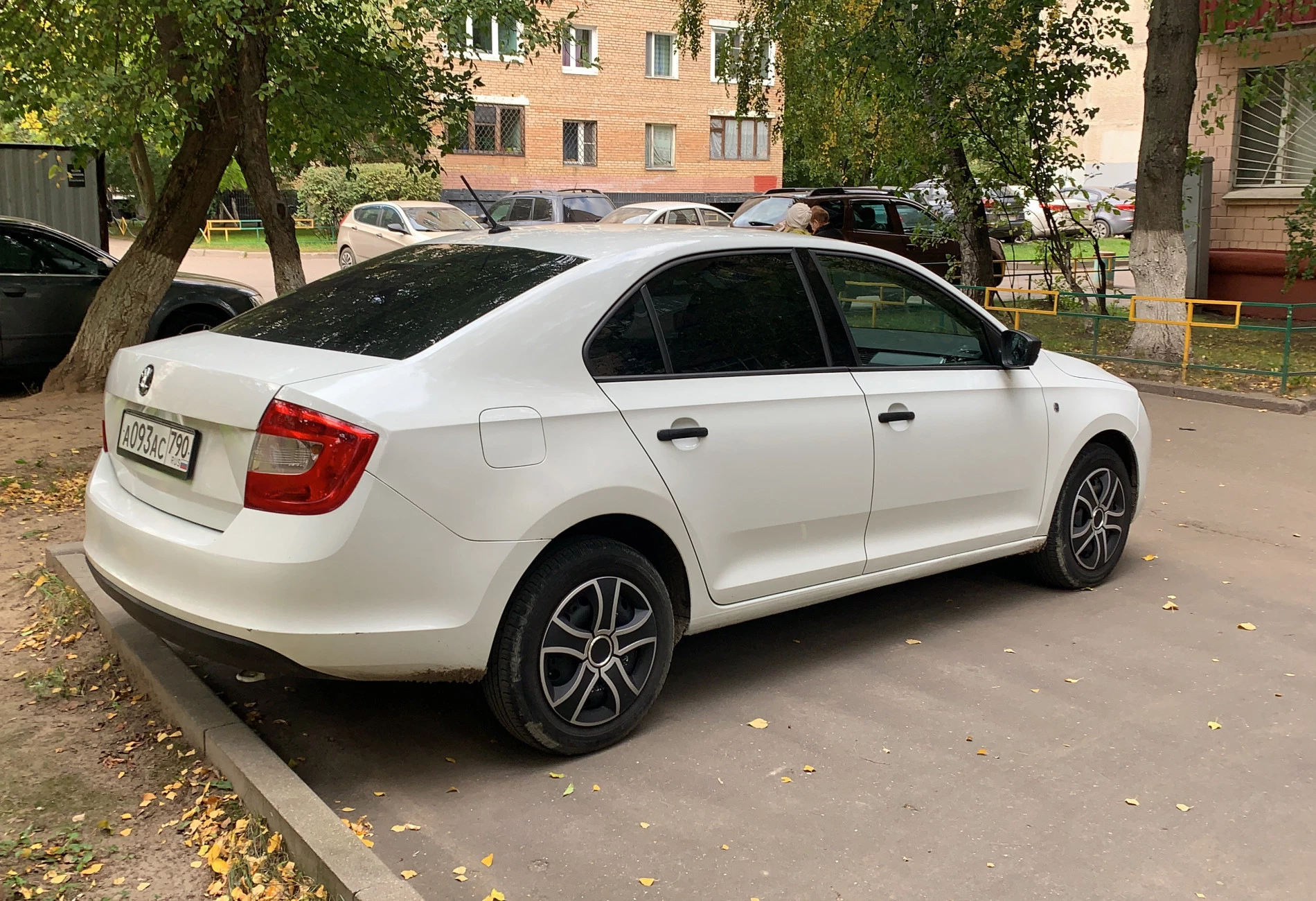Аренда skoda rapid эконом класса 2015 года в городе Москва Ясенево от 1590 руб./сутки, передний привод, двигатель: бензин, объем 1.6 литров, ОСАГО (Впишу в полис), без водителя, недорого, вид 2 - RentRide