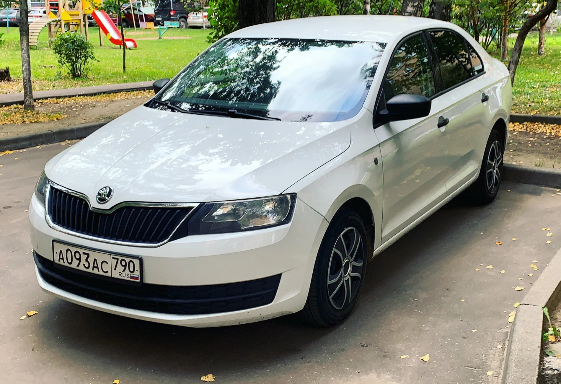 Аренда skoda rapid эконом класса 2015 года в городе Москва Ясенево от 1590 руб./сутки, передний привод, двигатель: бензин, объем 1.6 литров, ОСАГО (Впишу в полис), без водителя, недорого - RentRide