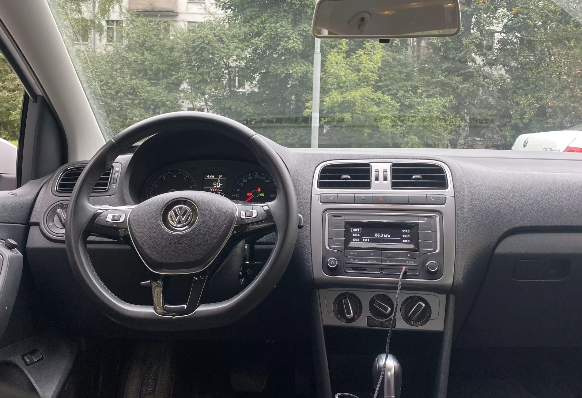 Аренда volkswagen polo эконом класса 2019 года в городе Москва Войковская от 2200 руб./сутки, передний привод, двигатель: бензин, ОСАГО (Мультидрайв), без водителя, недорого, вид 3 - RentRide