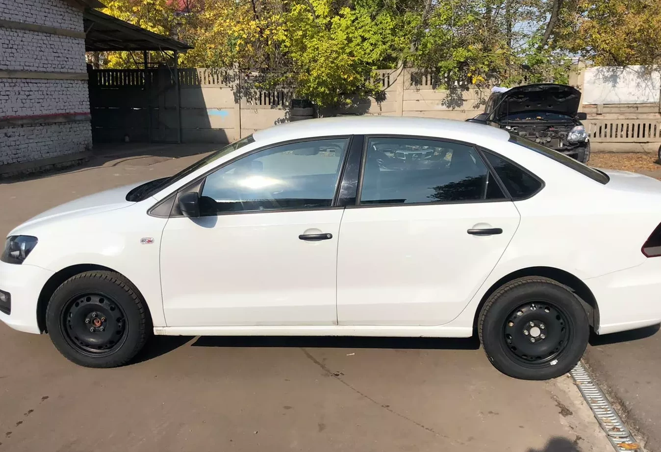 Аренда volkswagen polo эконом класса 2019 года в городе Москва Войковская от 2200 руб./сутки, передний привод, двигатель: бензин, ОСАГО (Мультидрайв), без водителя, недорого, вид 2 - RentRide