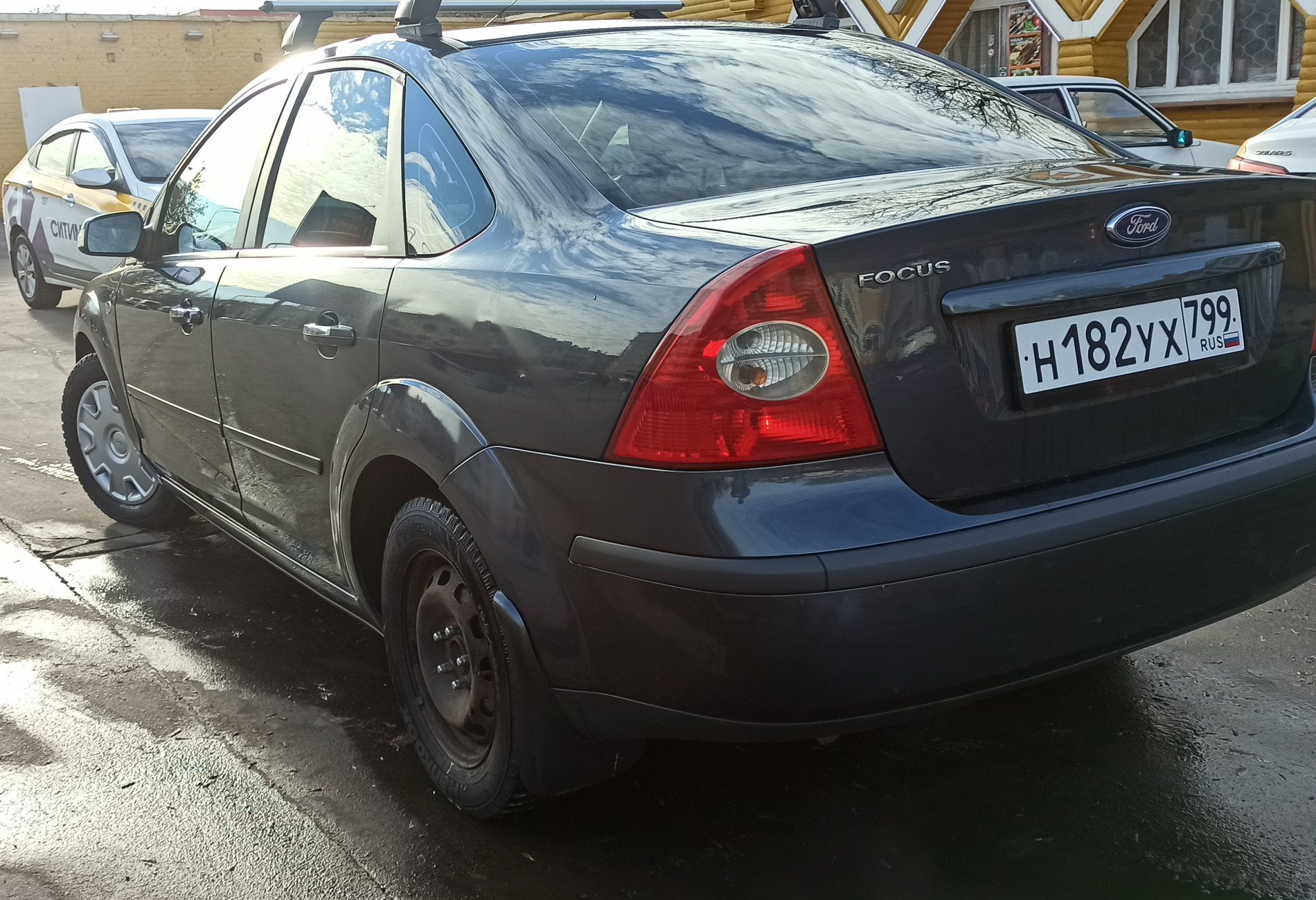 Аренда ford focus эконом класса 2007 года в городе Москва Люблино от 1800 руб./сутки, передний привод, двигатель: бензин, объем 1.6 литров, ОСАГО (Мультидрайв), без водителя, недорого, вид 4 - RentRide