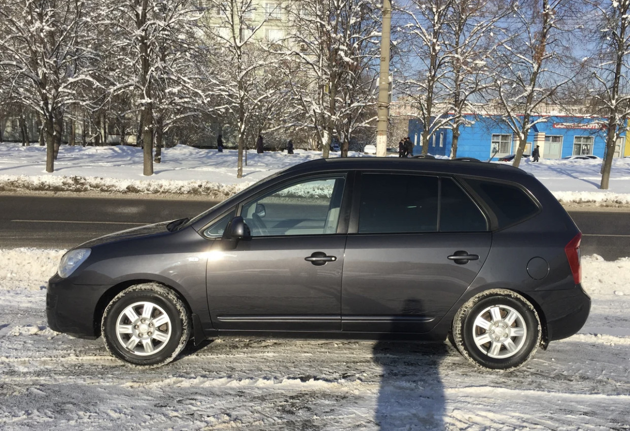 Аренда kia carens 2007 года в городе Москва Митино от 2240 руб./сутки, передний привод, двигатель: бензин, объем 2 литра, ОСАГО (Мультидрайв), без водителя, недорого - RentRide