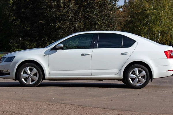 Прокат авто skoda octavia эконом класса 2018 года в городе Москва Партизанская от 2232 руб./сутки, передний привод, двигатель: бензин, объем 1.6 литров, каско (Впишу в полис), ОСАГО (Впишу в полис), без водителя, недорого - RentRide