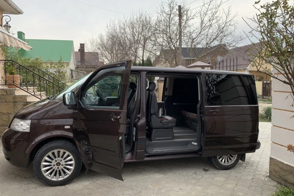 Прокат авто volkswagen multivan 2006 года в городе Анапа от 4800 руб./сутки, передний привод, двигатель: дизель, объем 2.5 литров, ОСАГО (Мультидрайв), без водителя, недорого - RentRide