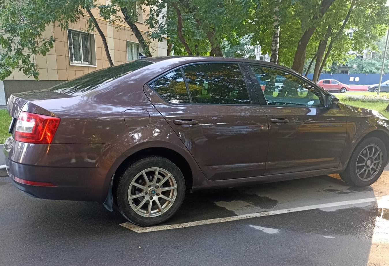 Аренда skoda octavia стандарт класса 2018 года в городе Москва Коломенская от 3000 руб./сутки, передний привод, двигатель: бензин, объем 1.6 литров, ОСАГО (Мультидрайв), без водителя, недорого, вид 4 - RentRide