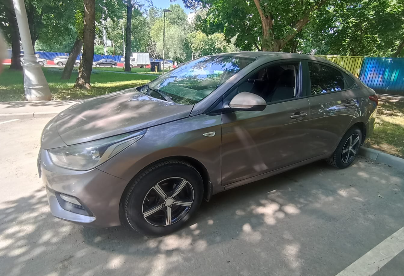Аренда hyundai solaris эконом класса 2019 года в городе Москва Коломенская от 2800 руб./сутки, передний привод, двигатель: бензин, объем 1.6 литров, ОСАГО (Мультидрайв), без водителя, недорого, вид 3 - RentRide