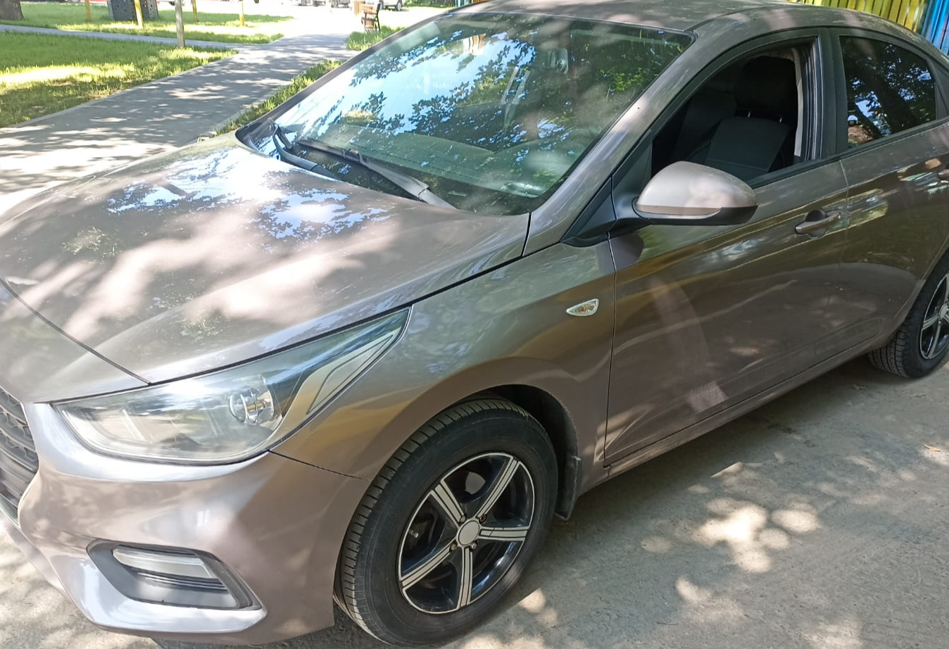 Аренда hyundai solaris эконом класса 2019 года в городе Москва Коломенская от 2800 руб./сутки, передний привод, двигатель: бензин, объем 1.6 литров, ОСАГО (Мультидрайв), без водителя, недорого, вид 2 - RentRide