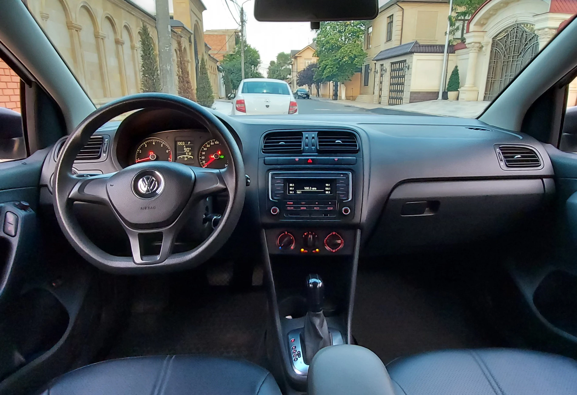 Аренда volkswagen polo стандарт класса 2019 года в городе Москва от 3200 руб./сутки, передний привод, двигатель: бензин, объем 1.6 литров, ОСАГО (Мультидрайв), без водителя, недорого, вид 8 - RentRide
