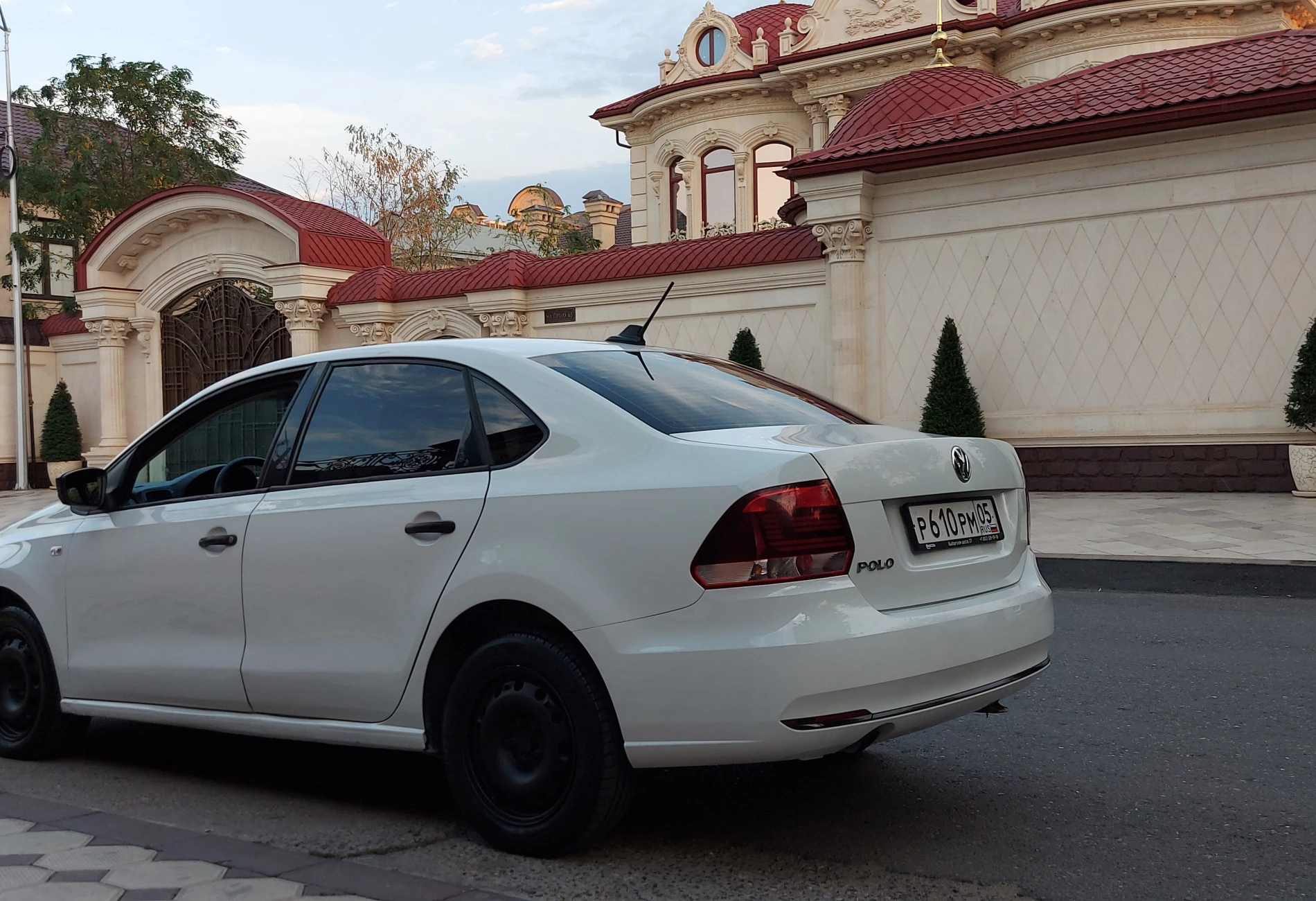 Аренда volkswagen polo стандарт класса 2019 года в городе Москва от 3200 руб./сутки, передний привод, двигатель: бензин, объем 1.6 литров, ОСАГО (Мультидрайв), без водителя, недорого, вид 3 - RentRide
