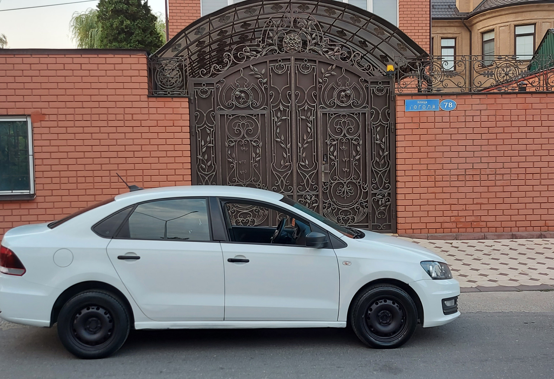 Аренда volkswagen polo эконом класса 2019 года в городе Москва от 2800 руб./сутки, передний привод, двигатель: бензин, объем 1.6 литров, ОСАГО (Мультидрайв), без водителя, недорого, вид 6 - RentRide