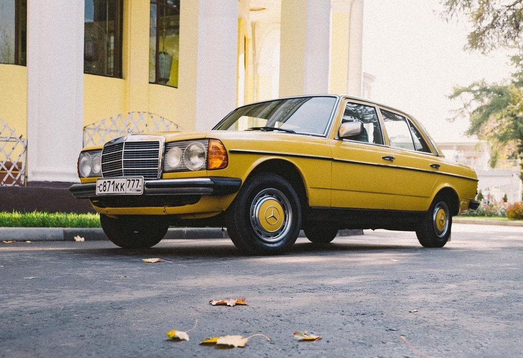 Аренда mercedes-benz w123 бизнес класса 1977 года в городе Москва от 5592 руб./сутки, задний привод, двигатель: бензин, ОСАГО (Мультидрайв), без водителя, недорого, вид 3 - RentRide